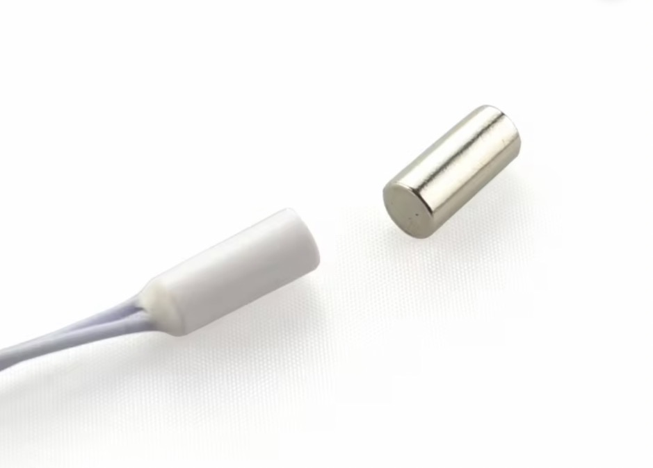 Compact PlugSafe sensor